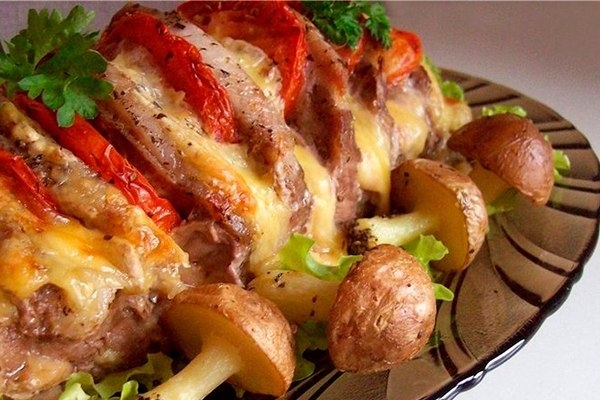 Свинина, запеченная с помидорами.