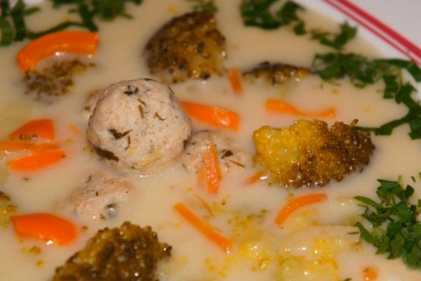 Сырный суп с брокколи и фрикадельками.