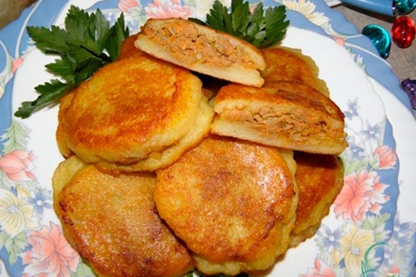 Картофельные оладьи с мясным секретом.