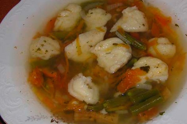 Фасолевый суп с сырными клецками.
