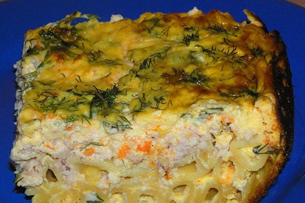 Макароны с курицей, запеченные в сливочном соусе.