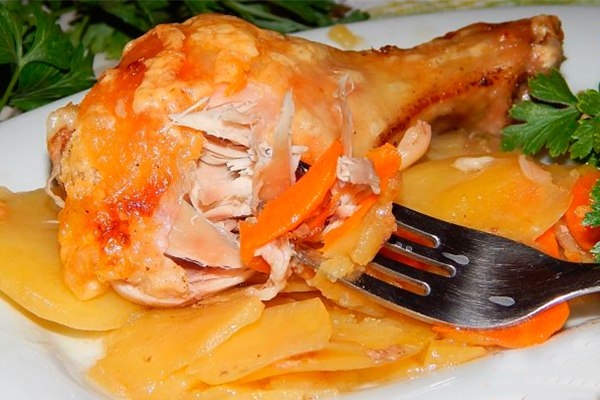 Запеченноя курица на овощной подушке.