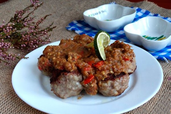 Мясные тефтели под соусом из баклажанов.