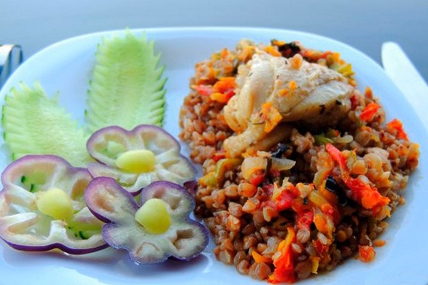 Гречка с овощами и курицей.