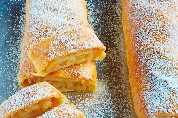 Творожный рулет с яблоками.