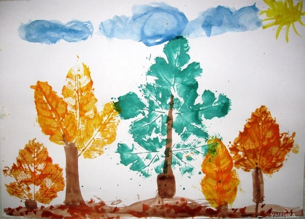 Осенний лес из отпечатков листьев.