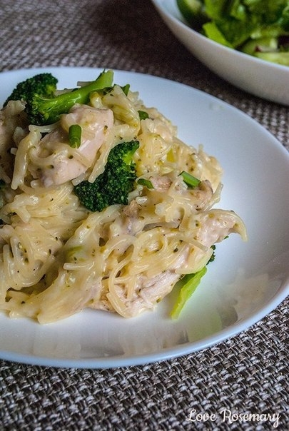 Паста с курицей, брокколи и сырным соусом.