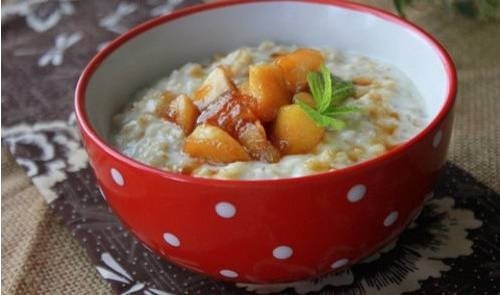 ОВСЯНОЙ КАШКА С КАРАМЕЛЬНЫМИ ЯБЛОКАМИ