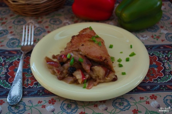 КУРИНЫЕ БЁДРА С ЯБЛОКОМ И ИЗЮМОМ