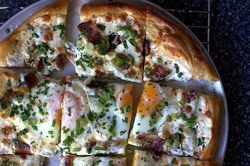 Пицца на завтрак с беконом, сыром и яйцами. Пицца на завтрак с беконом, сыром и яйцами.