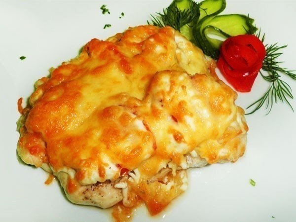 Запеченная курица с грибами, помидорами, сыром и йогуртом
