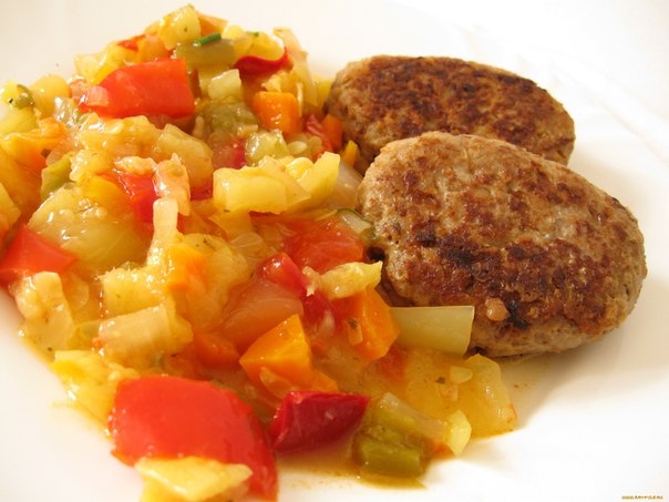 МЯСНЫЕ БИТОЧКИ С ОВОЩНЫМ РАГУ