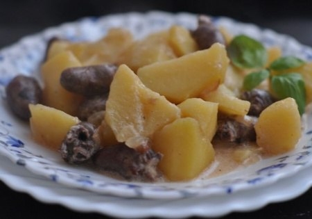 КУРИНЫЕ СЕРДЕЧКИ, ТУШЕНЫЕ С КАРТОФЕЛЕМ И КАБАЧКАМИ