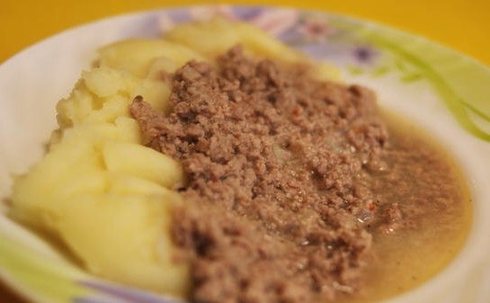 МОЛОТОЕ МЯСО С КАРТОФЕЛЬНЫМ ПЮРЕ