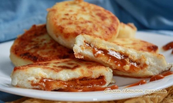 СЫРНИКИ С ВАРЕНЫМ СГУЩЕННЫМ МОЛОКОМ