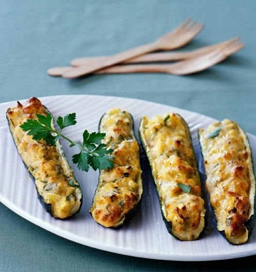ЦУККИНИ, ФАРШИРОВАННЫЕ БУЛГУРОМ И БРЫНЗОЙ ЦУККИНИ, ФАРШИРОВАННЫЕ БУЛГУРОМ И БРЫНЗОЙ