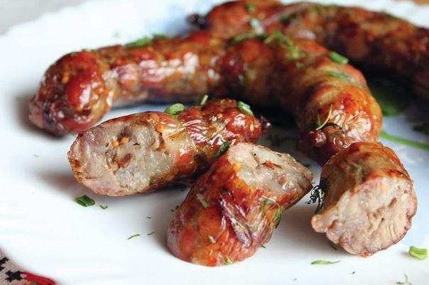 ДОМАШНЯЯ КОЛБАСА В ФОЛЬГЕ Самая вкусная из всех колбас – это, конечно же, домашняя колбаса, сделанная своими руками, без всяких вредных добавок и примесей. Но вот проблема: не каждая хозяйка «горит желанием» заморачиваться с кишками. Это кропотливое дело ДОМАШНЯЯ КОЛБАСА В ФОЛЬГЕ Самая вкусная из всех колбас – это, конечно же, домашняя колбаса, сделанная своими руками, без всяких вредных добавок и примесей. Но вот проблема: не каждая хозяйка «горит желанием» заморачиваться с кишками. Это кропотливое дело