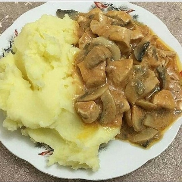 Бефстроганов с курицей и грибами.