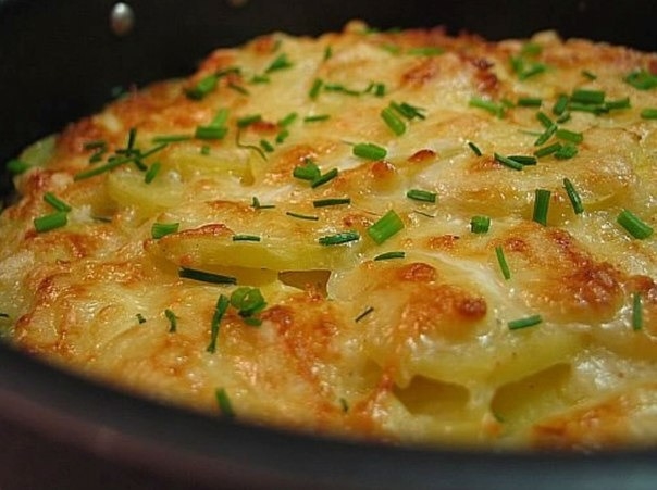 Картофель по французки, запеченный в духовке.