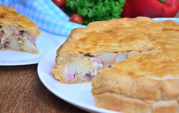 Тарт с картофелем, ветчиной и грибами.