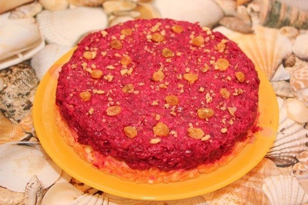 Салат из свёклы, морковки и сыра с изюмом и орехов.