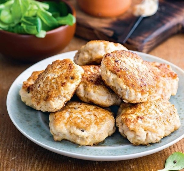 Куриные биточки с грибным соусом Куриные биточки с грибным соусом