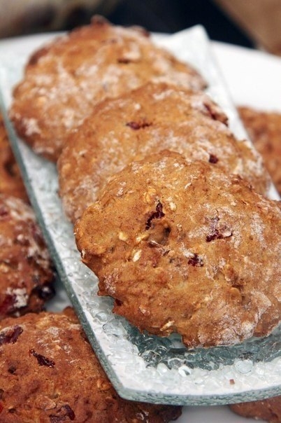 Овсяные плюшечки с вишней, миндалем и грецкими орехами.