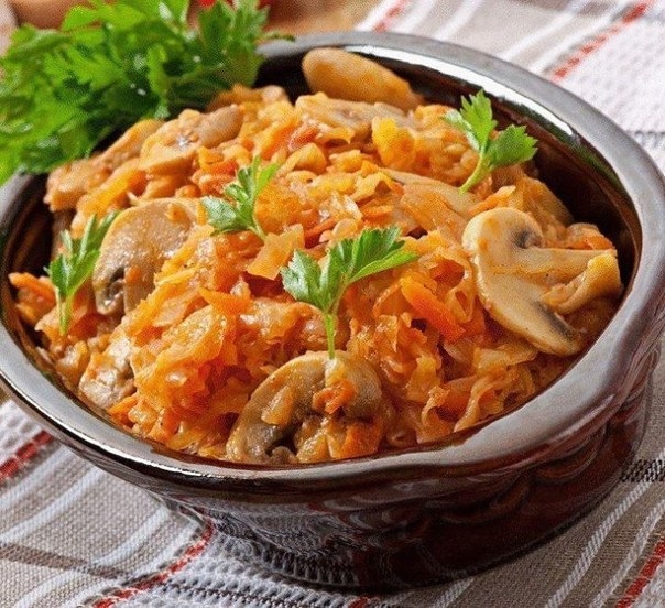 Тушеная капуста с грибами: вкуснейший гарнир!