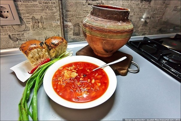 Борщ в горшке по-деревенски.