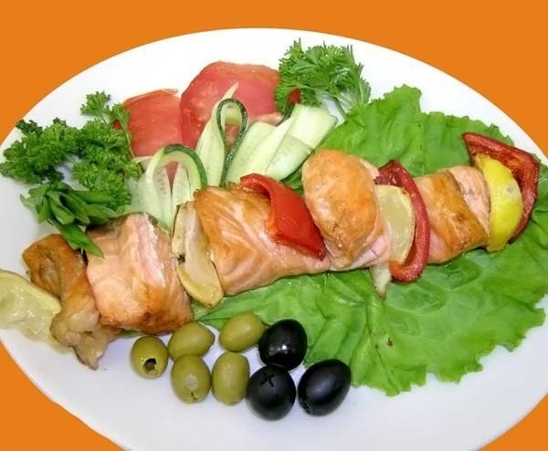 Шашлык из лосося с белым соусом