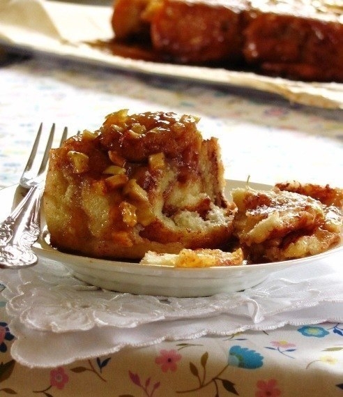 Cinnamon Rolls с карамелью и яблоком.