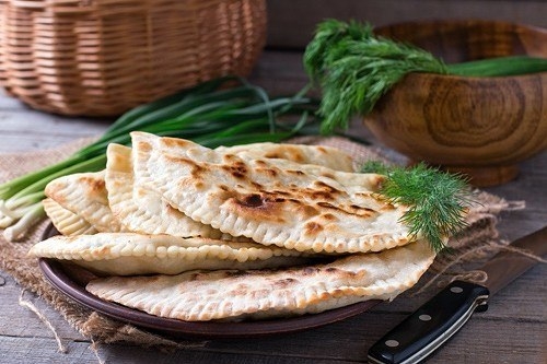 Кутабы &mdash; лепешки с картофелем и зеленью.