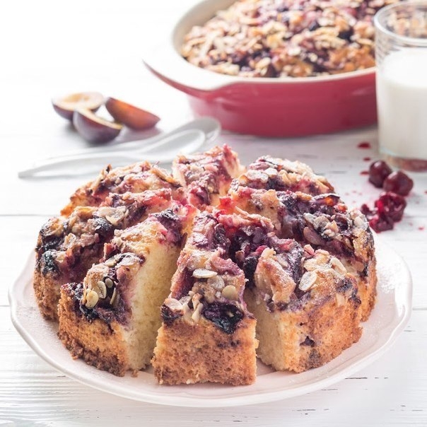 Молочный пирог с вишней, сливой и орехами.