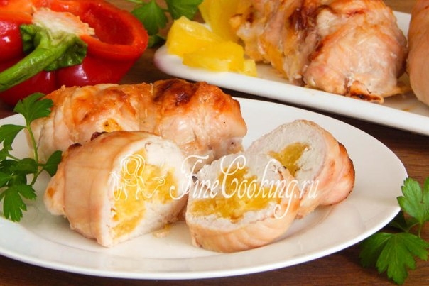 Куриные рулетики с ананасами.