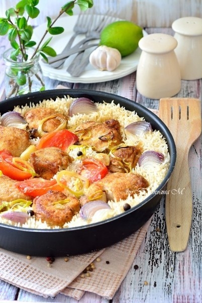 Грудка куриная, запеченная с рисом и овощами.