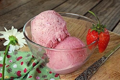 Мороженое с клубникой.