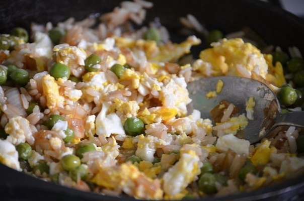 Рис с яйцом и зеленым луком. Пирог с рисом и яйцом и зеленым луком. Рис с яйцом и зеленым луком. Рис с яйцом и зеленым луком. Жареный рис с яйцом.