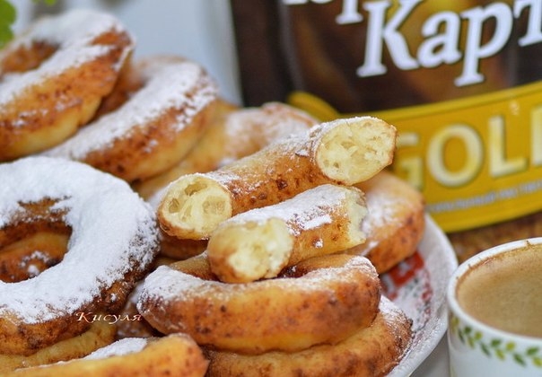 Творожные пончики и кофе с лимонной пенкой.