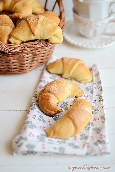 Рогалики с абрикосами.