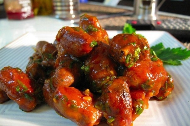 Куриные сердечки в томатном соусе с кориандром. Куриные сердечки в томатном соусе с кориандром.