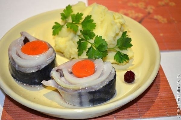 Маринованная скумбрия с луком и морковью.