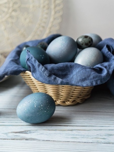 Крашеные синие и голубые яйца к Пасхе при помощи красной капусты.