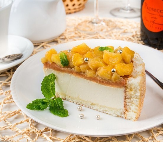 Йогуртовый торт с яблоками и карамелью.