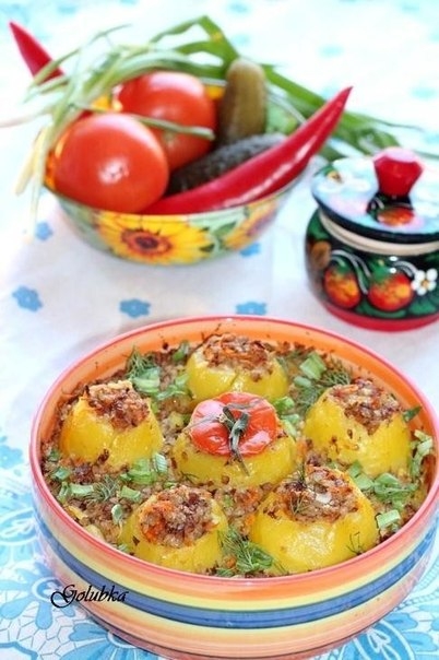 Картофель, фаршированный гречневой кашей.
