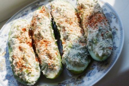 Лодочки из огурцов с начинкой из брынзы.