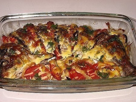 Карп, запеченный с овощами/