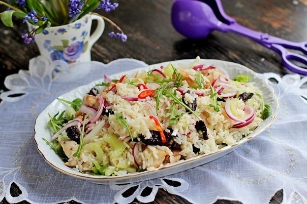 Салат с рисом и курицей.