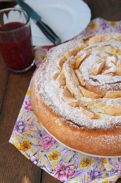 Сдобный пирог свишнями и маком.