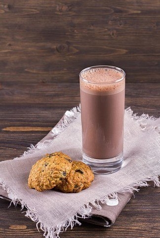 Овсяное печенье и шоколадное молоко.