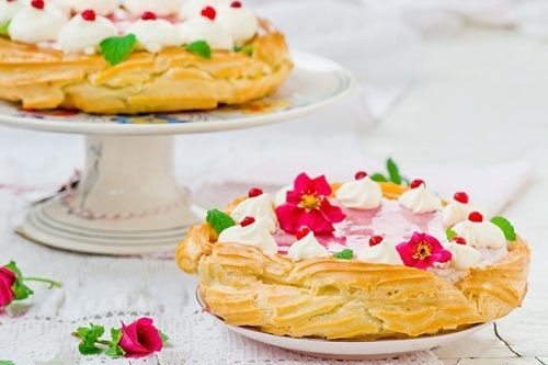 Торт с творогом и брусникой.